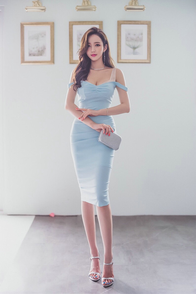 前凸后翘美模露肩长裙火辣撩人写真图片图片