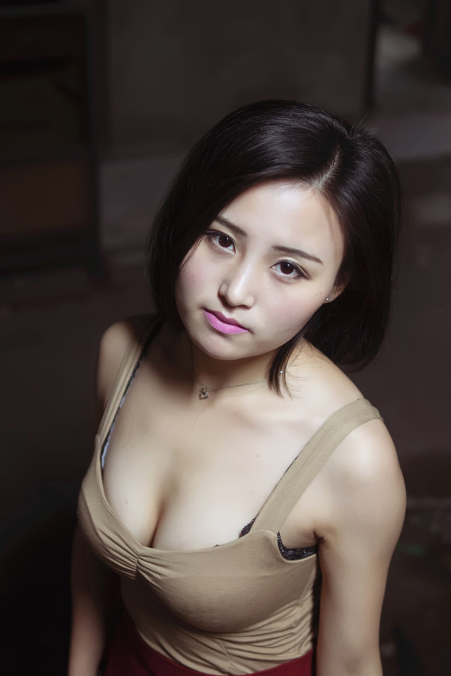 气质妖艳美女粉色紧身包臀裙紧致完美腰身长腿诱惑写真(二)图片