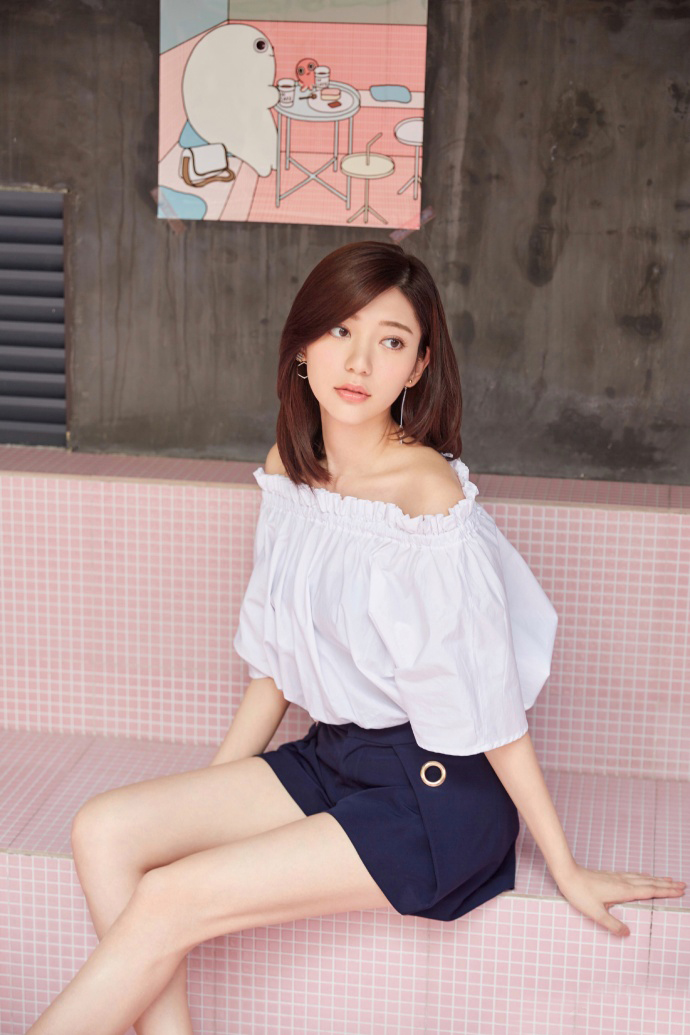 中国台湾流行乐女歌手、影视演员、平面模特郭雪芙玩性感居家写真露香肩锁骨图片图片