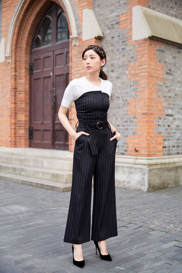 中国台湾流行乐女歌手、影视演员、平面模特郭雪芙玩性感居家写真露香肩锁骨图片图片