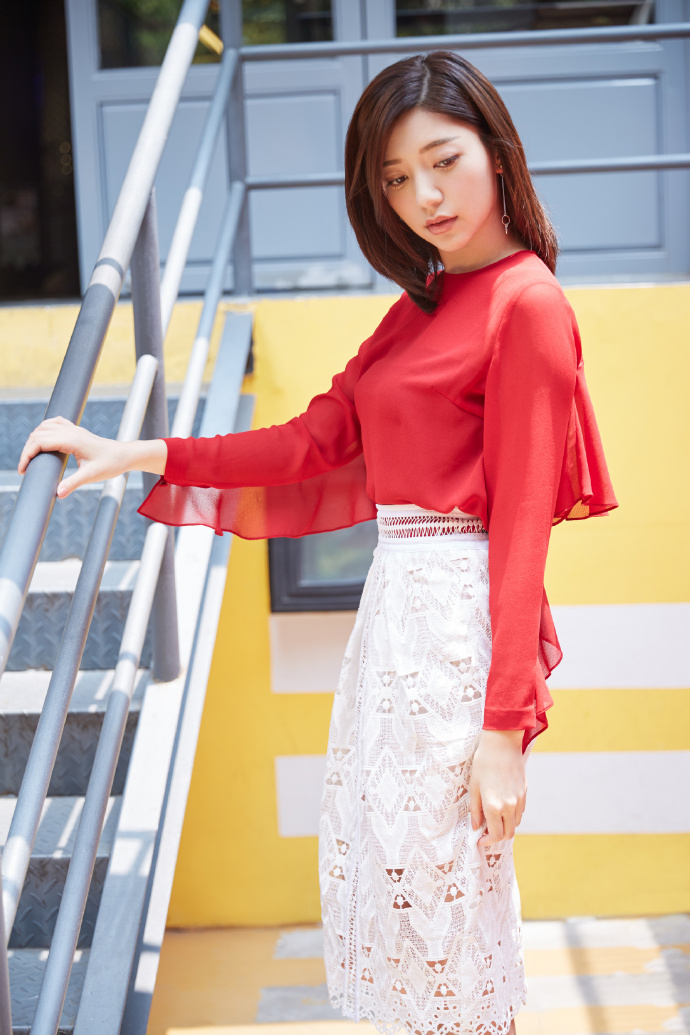 中国台湾流行乐女歌手、影视演员、平面模特郭雪芙玩性感居家写真露香肩锁骨图片图片