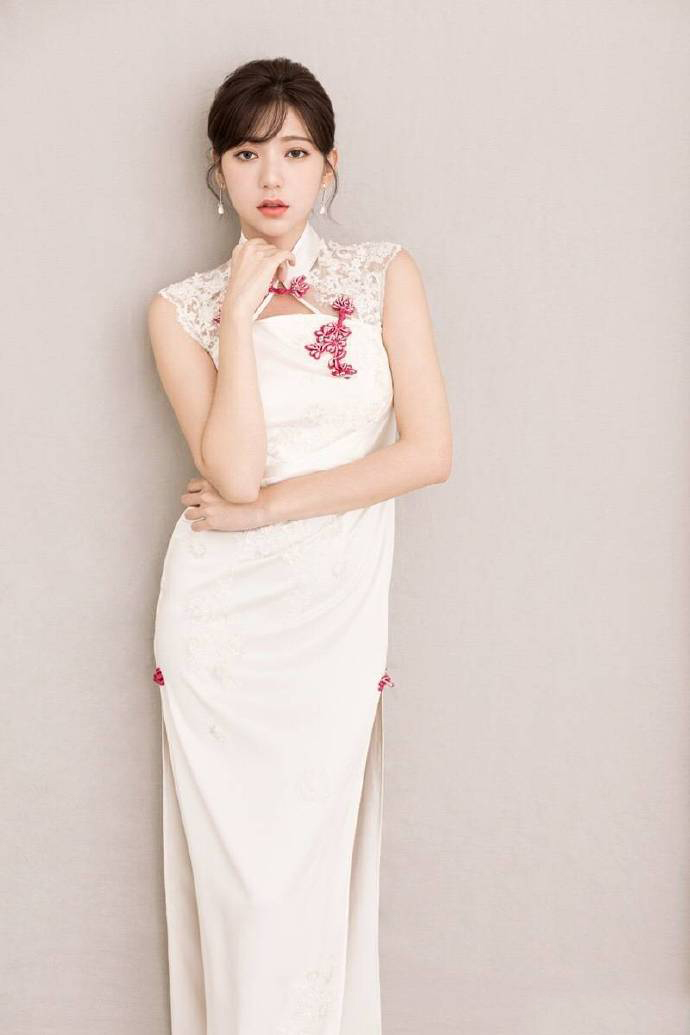 中国台湾流行乐女歌手、影视演员、平面模特郭雪芙玩性感居家写真露香肩锁骨图片图片