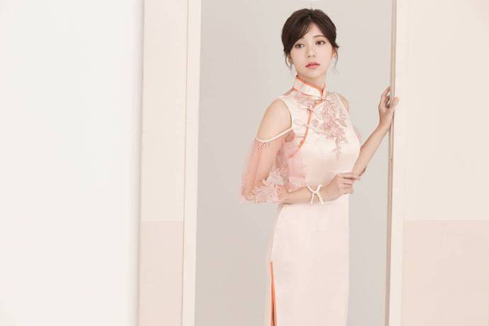 中国台湾流行乐女歌手、影视演员、平面模特郭雪芙玩性感居家写真露香肩锁骨图片图片