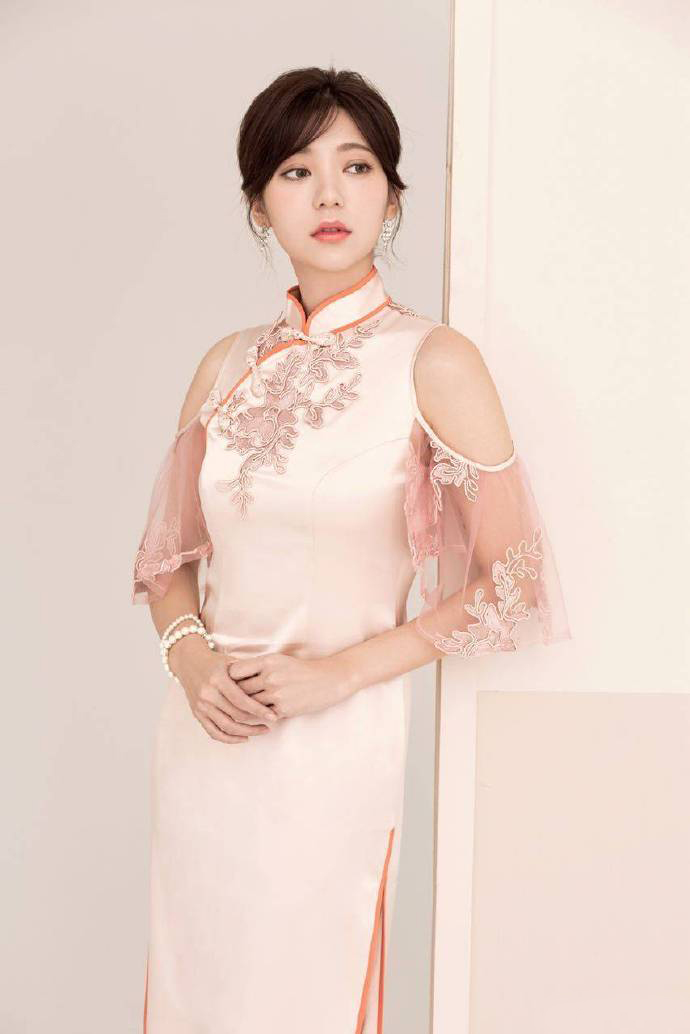 中国台湾流行乐女歌手、影视演员、平面模特郭雪芙玩性感居家写真露香肩锁骨图片图片