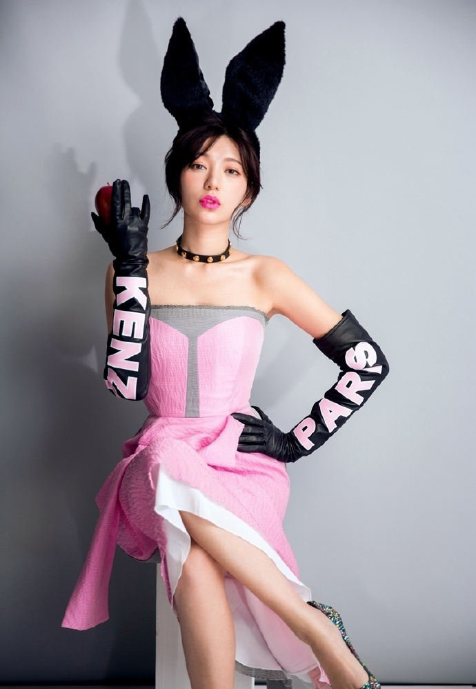 中国台湾流行乐女歌手、影视演员、平面模特郭雪芙玩性感居家写真露香肩锁骨图片图片
