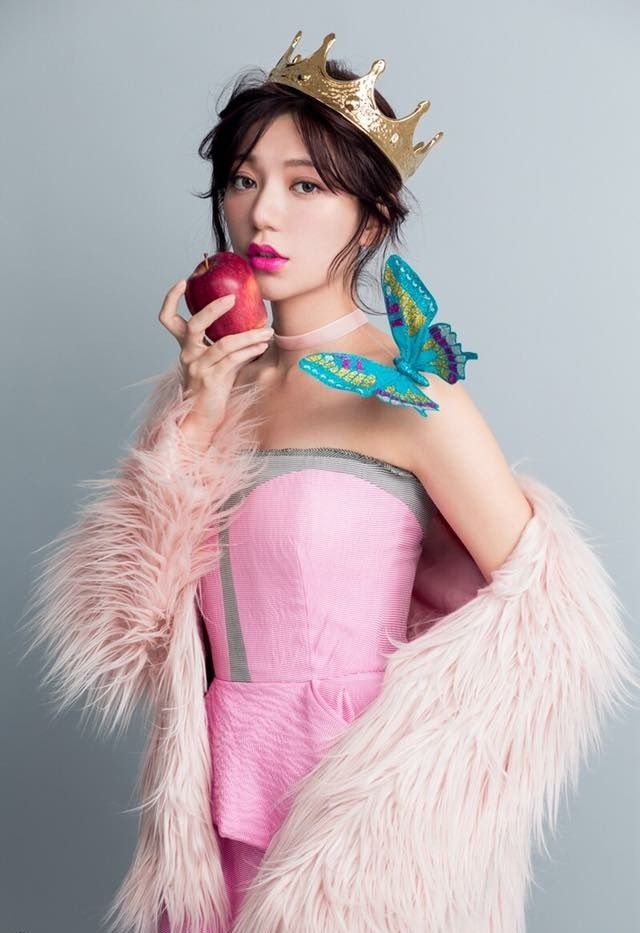 中国台湾流行乐女歌手、影视演员、平面模特郭雪芙玩性感居家写真露香肩锁骨图片图片