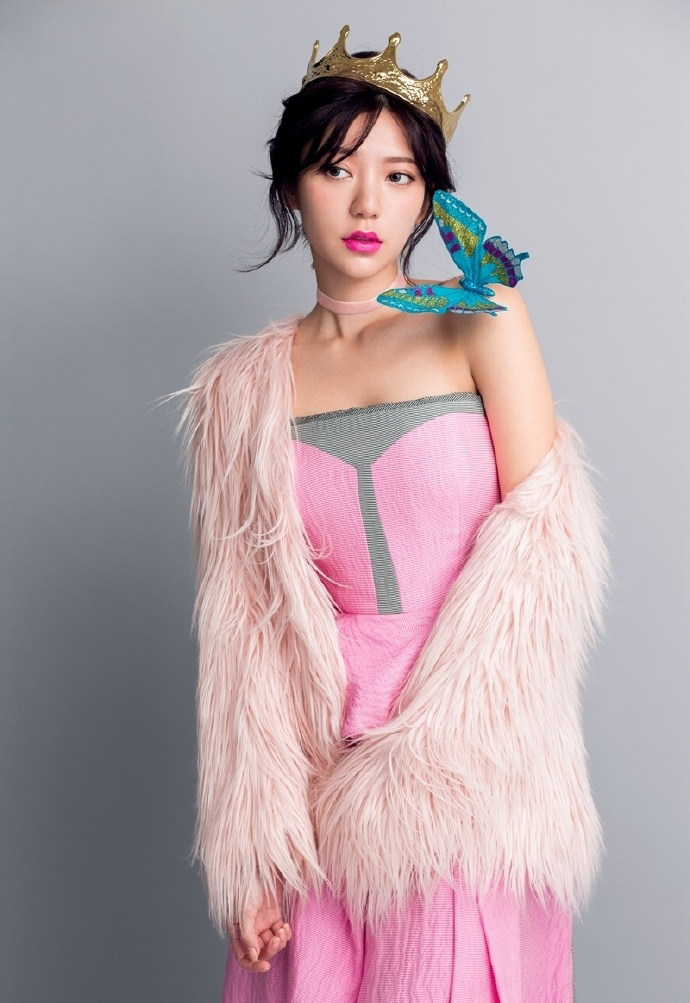 中国台湾流行乐女歌手、影视演员、平面模特郭雪芙玩性感居家写真露香肩锁骨图片图片