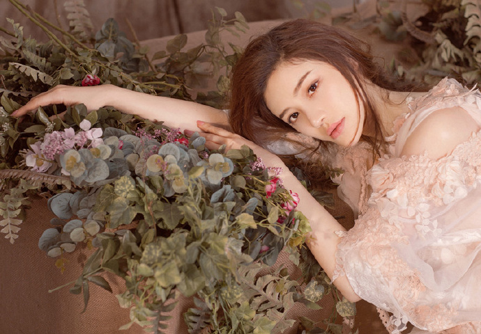 中国内地影视女演员葛天唯美性感户外写真图片