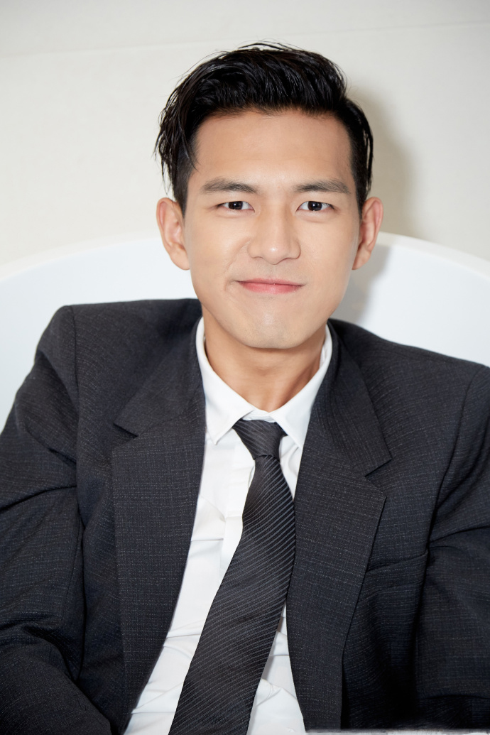 中国内地湖北荆州男演员李现浴缸搞怪高清图片图片