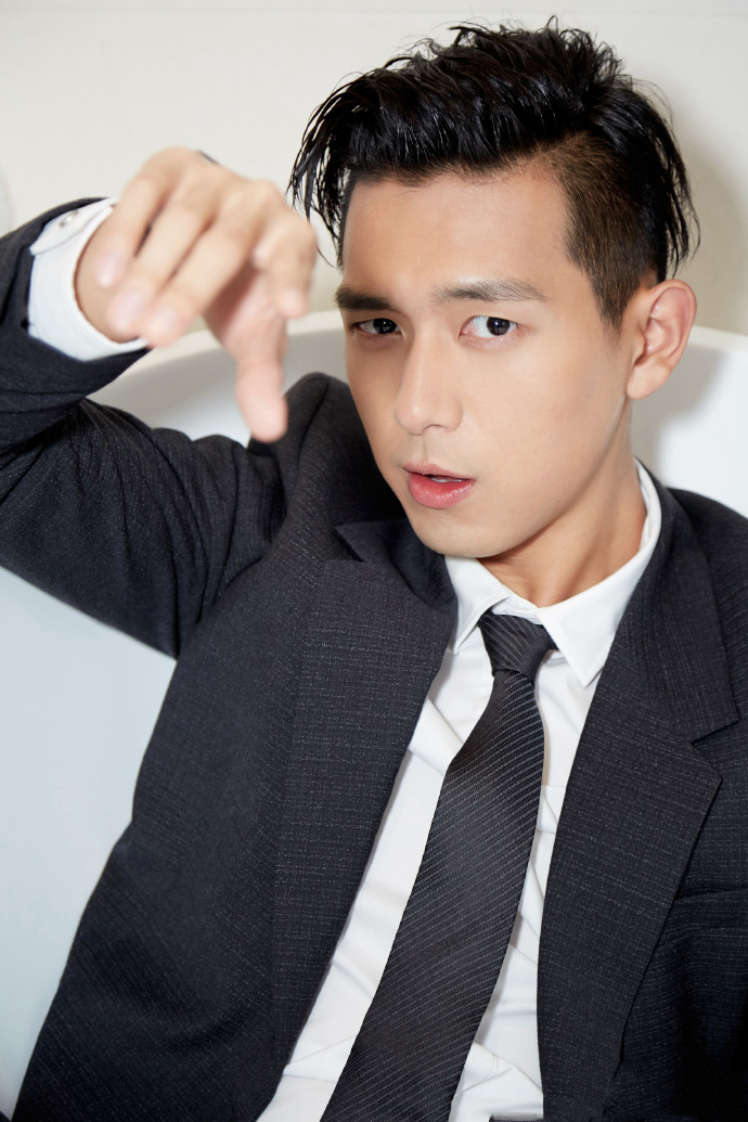中国内地湖北荆州男演员李现浴缸搞怪高清图片图片