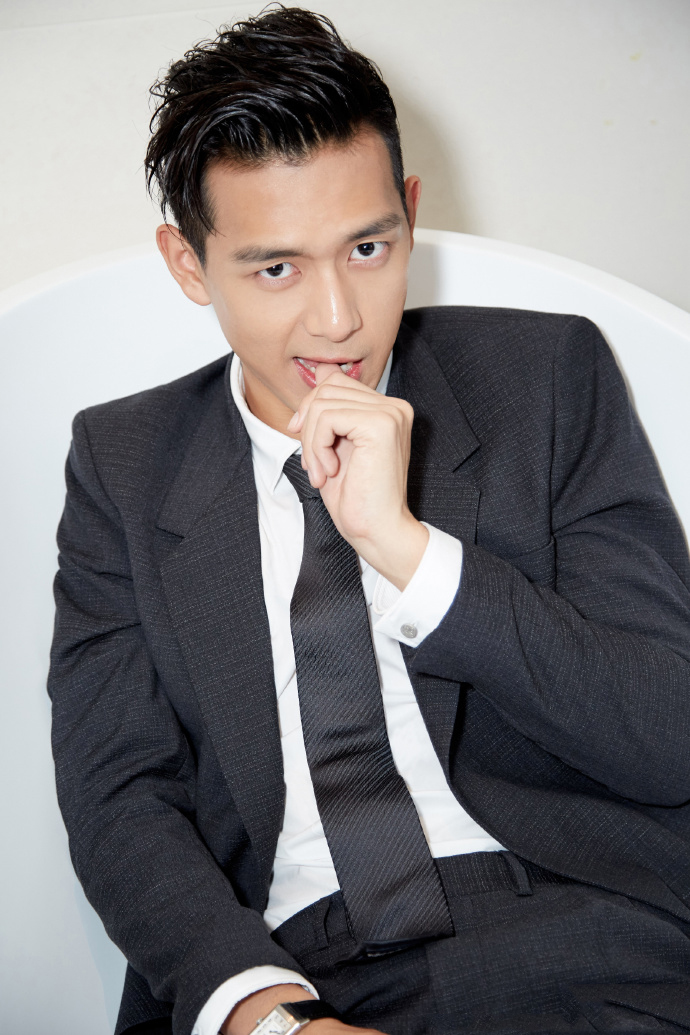 中国内地湖北荆州男演员李现男友力十足休闲写真图片图片