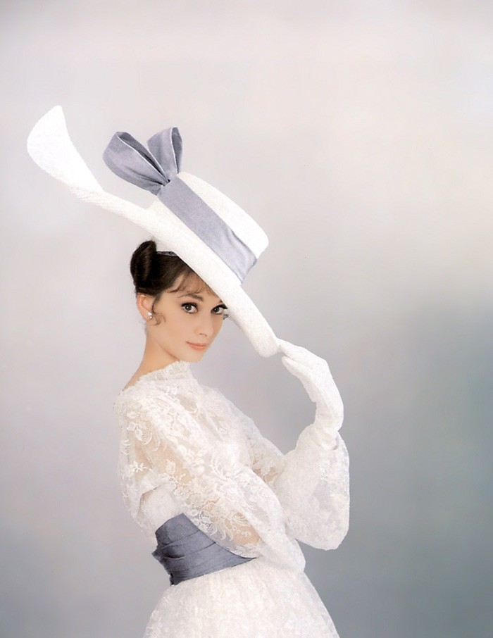 比利时布鲁塞尔女演员奥黛丽·赫本黑白写真桌面壁纸图片