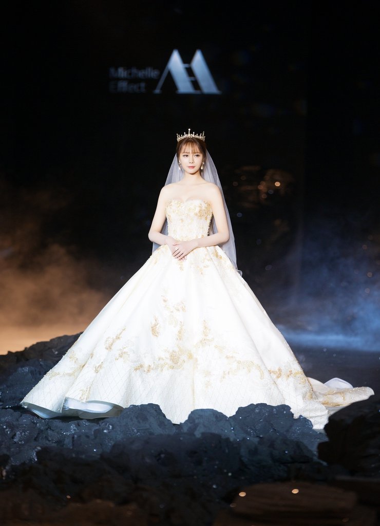 严屹宽杜若溪婚纱写真图片 明星夫妻温馨写真图片图片