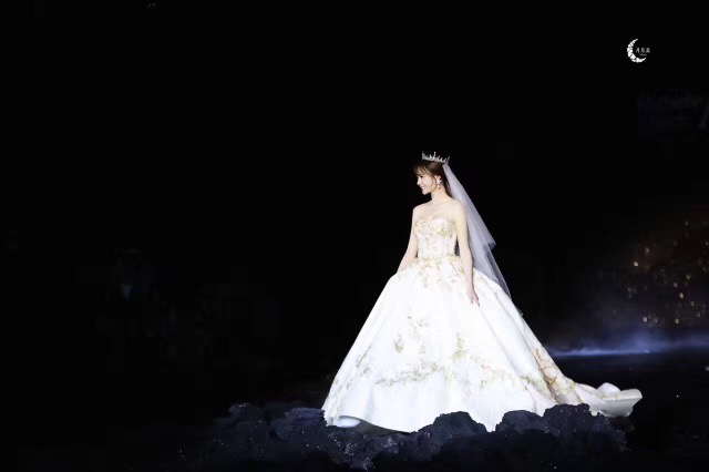 严屹宽杜若溪婚纱写真图片 明星夫妻温馨写真图片图片