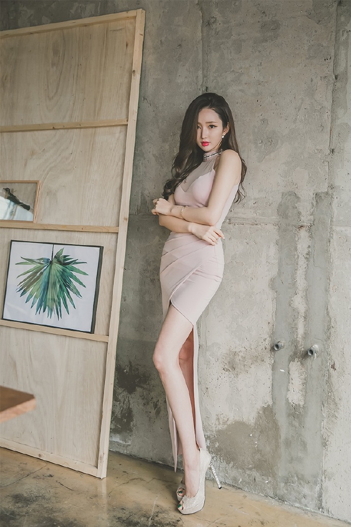 李妍静图片性感蕾丝裸粉色礼服美女图片图片
