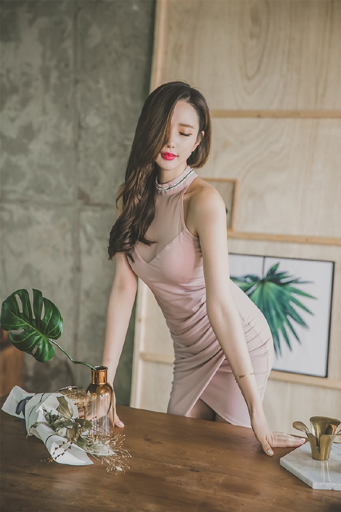 粉色斜肩礼服美女性感图片写真图片