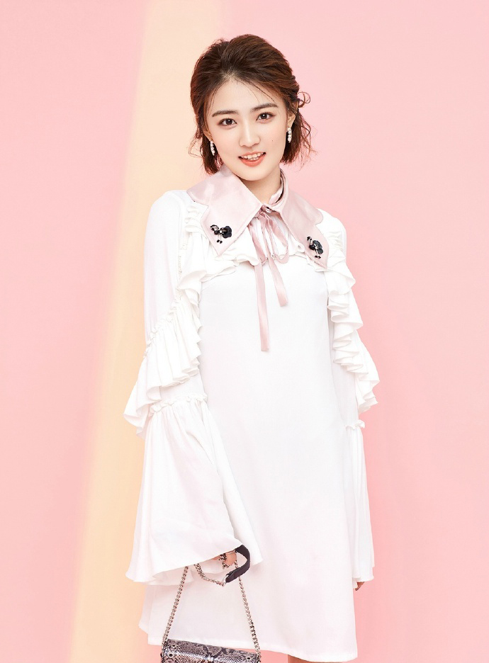中国内地内蒙古呼和浩特女演员徐璐性感牛仔连体装时尚写真高清图片图片