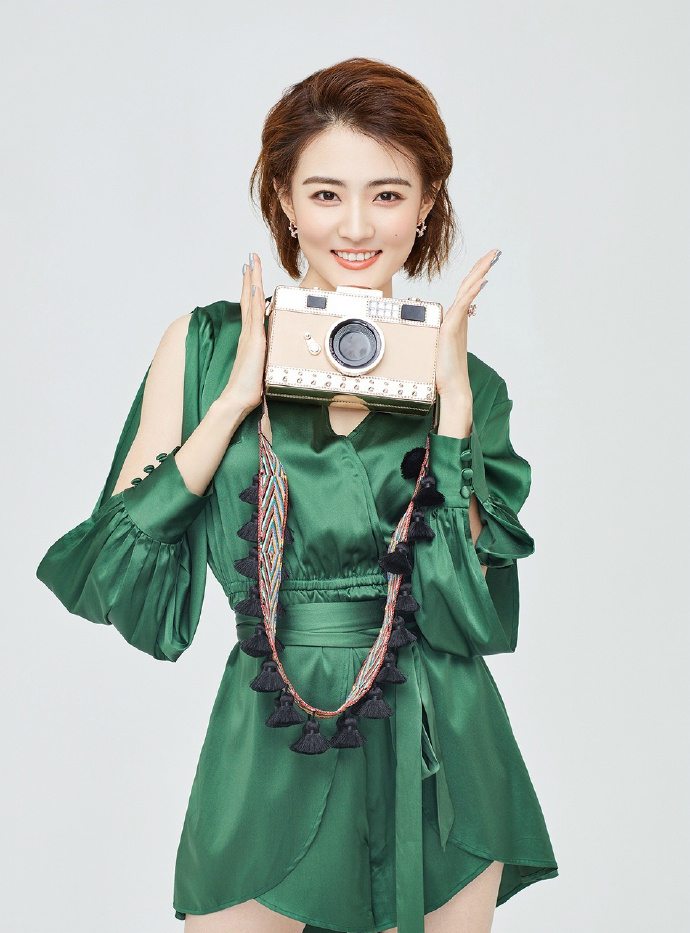 中国内地内蒙古呼和浩特女演员徐璐性感牛仔连体装时尚写真高清图片图片