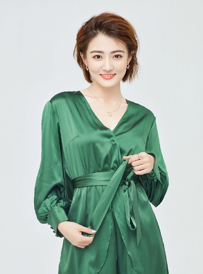 中国内地内蒙古呼和浩特女演员徐璐性感牛仔连体装时尚写真高清图片图片