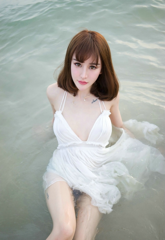 沙滩美女图片