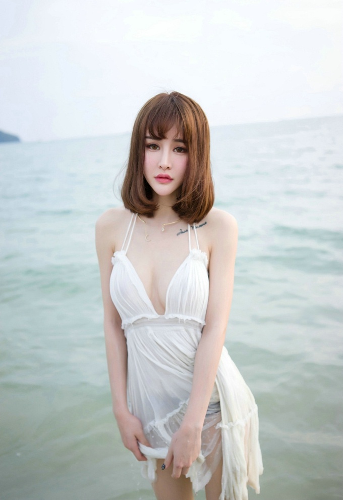 沙滩美女图片