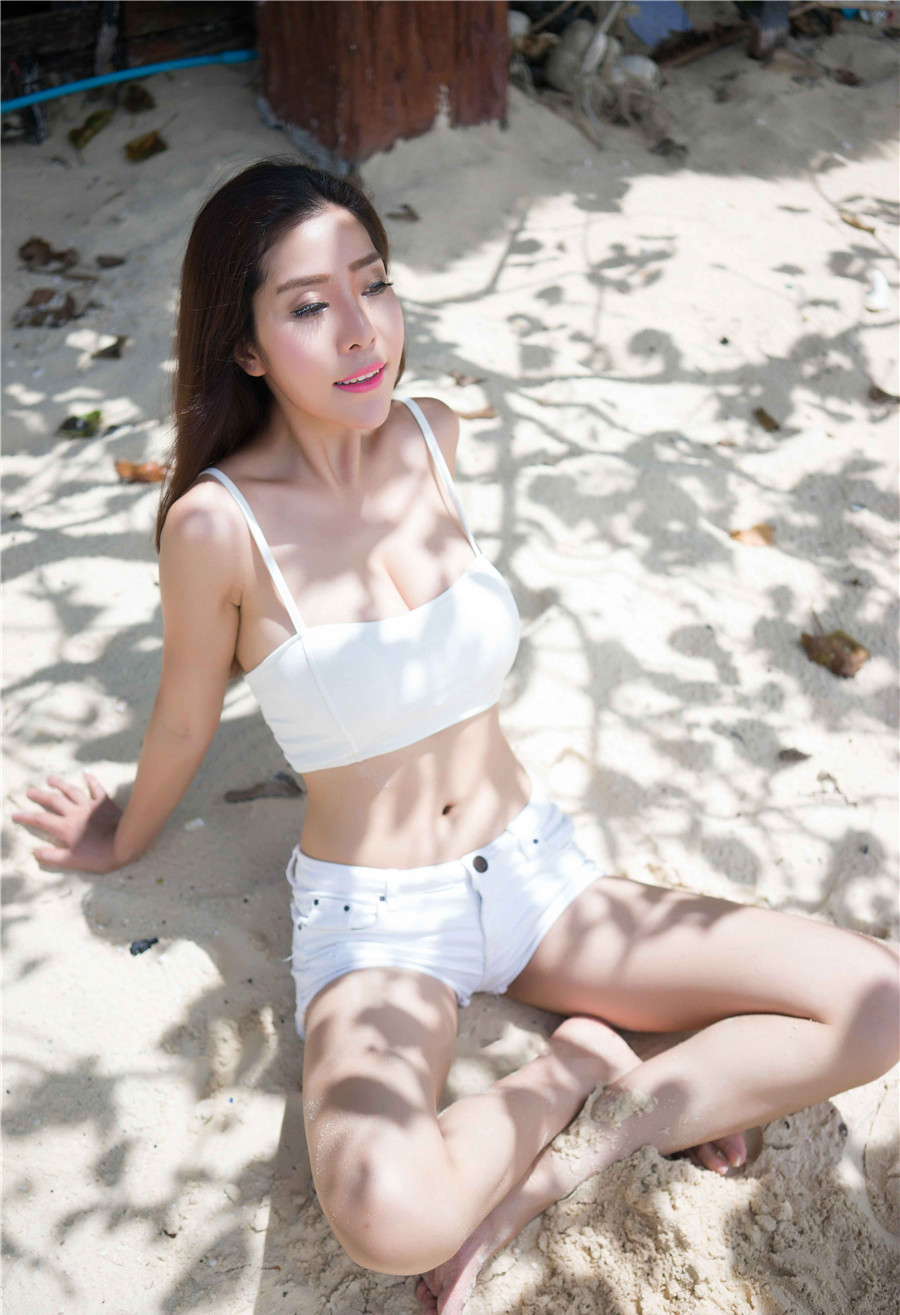 沙滩美女图片