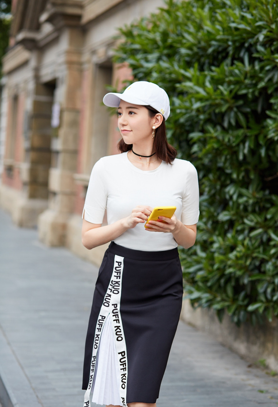 中国台湾流行乐女歌手、影视演员、平面模特郭雪芙玩性感居家写真露香肩锁骨图片图片