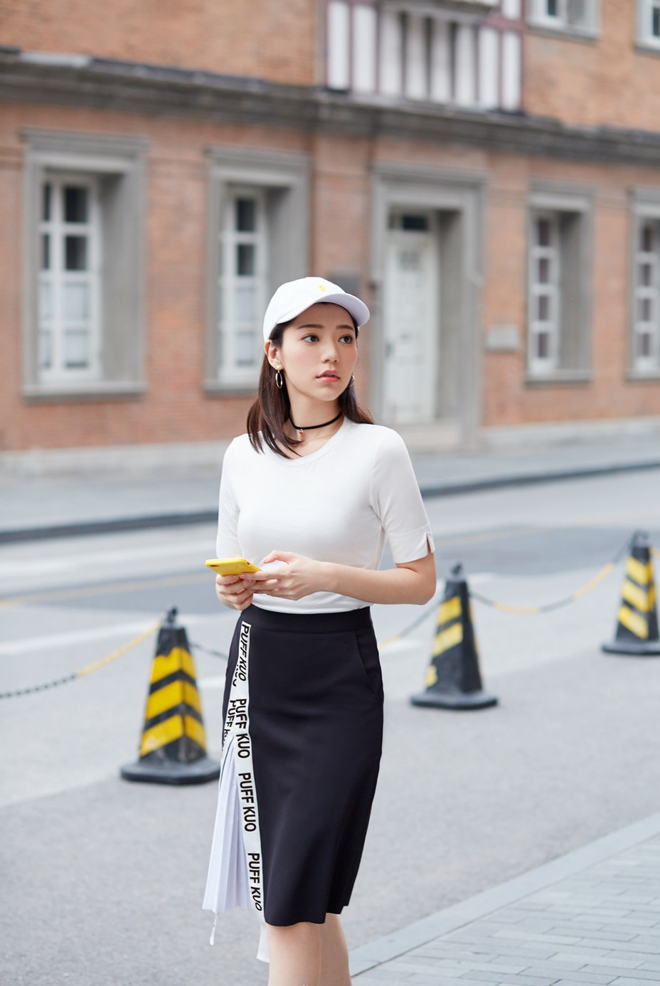 中国台湾流行乐女歌手、影视演员、平面模特郭雪芙玩性感居家写真露香肩锁骨图片图片