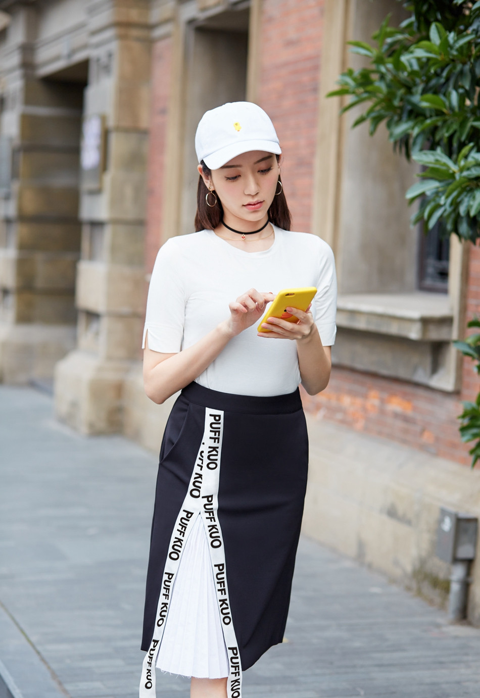 中国台湾流行乐女歌手、影视演员、平面模特郭雪芙玩性感居家写真露香肩锁骨图片图片