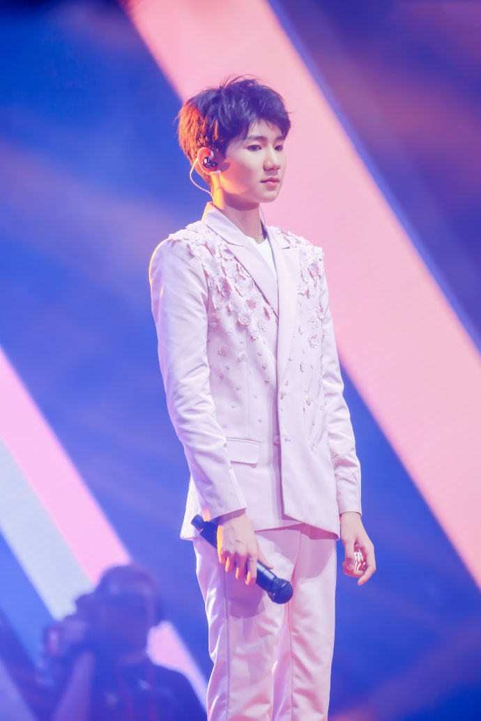 TFBOYS王源灰色格子装 TFBOYS图片王源图片图片