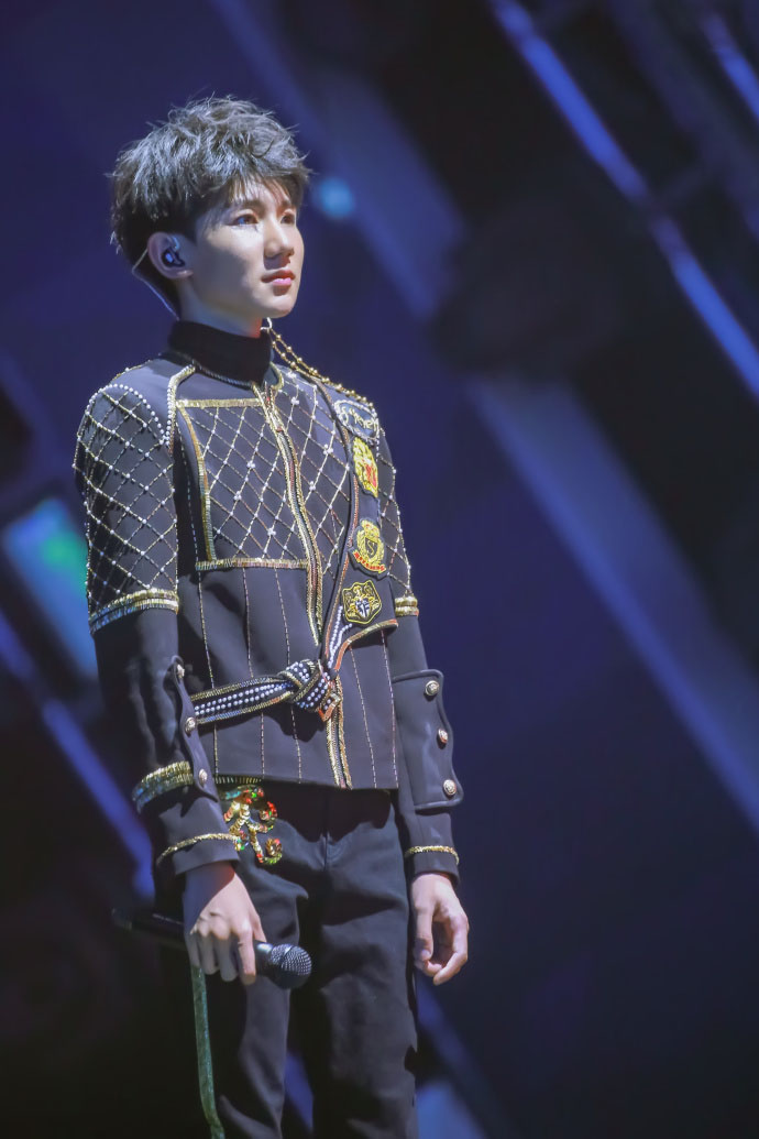 TFBOYS王源灰色格子装 TFBOYS图片王源图片图片