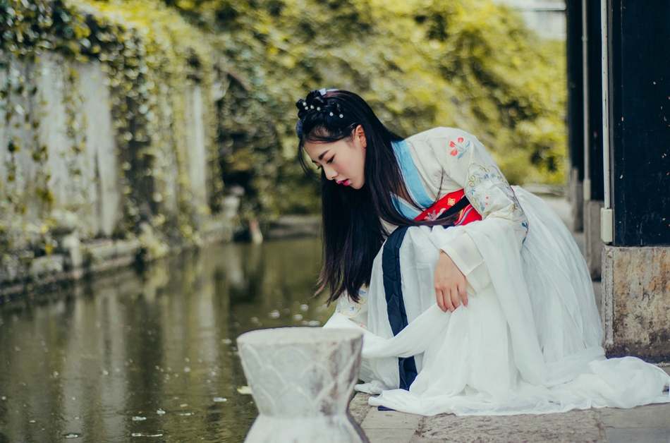 花树下的汉服美女清纯靓丽如花似玉写真图片图片