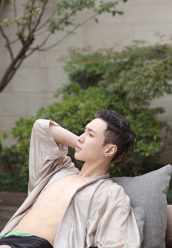 张艺兴绿色运动装写真帅气图片图片
