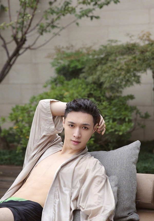 张艺兴白色衬衫优雅绅士写真图片图片