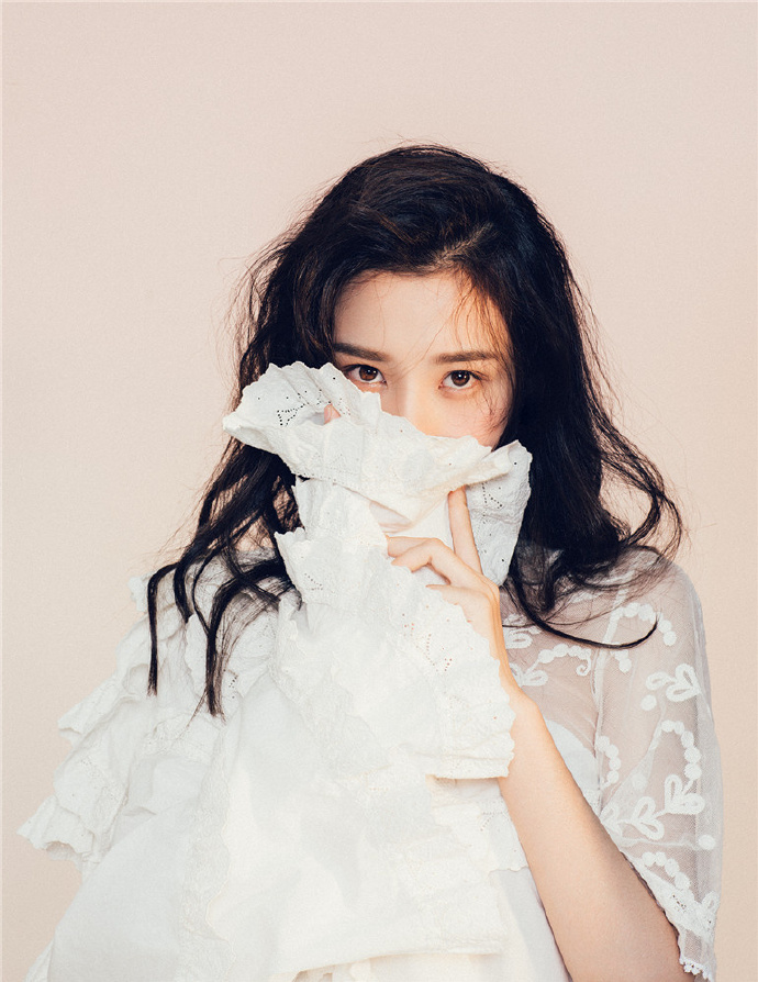 中国北京当代95后女演员小哪吒宋祖儿时尚清新写真桌面壁纸图片