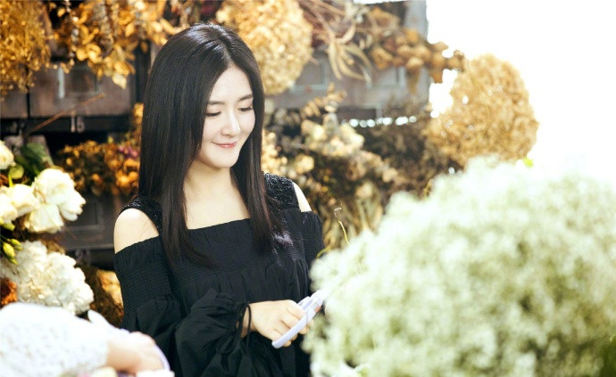 谢娜模仿小彩旗 一秒钟变粉嫩仙女范 谢娜图片图片