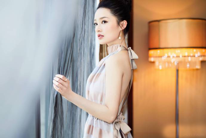 李沁活动照诱人裸背性感图片图片
