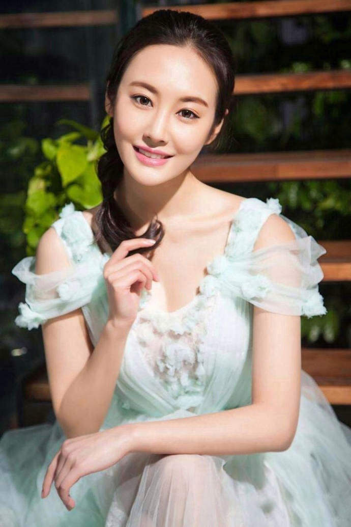 高清中国内地安徽芜湖女演员李纯长腿纤细性感写真图片图片