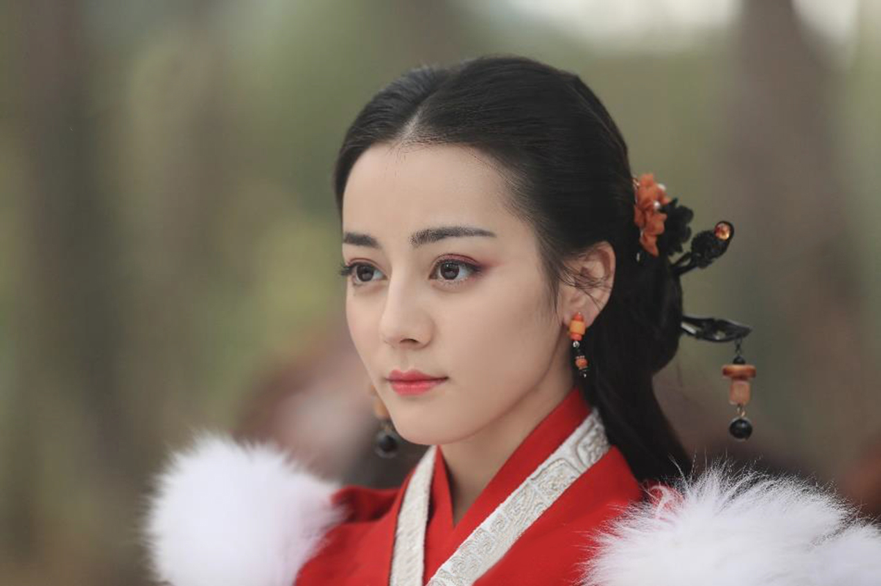 新疆乌鲁木齐美女演员迪丽热巴最新杂志写真图片图片