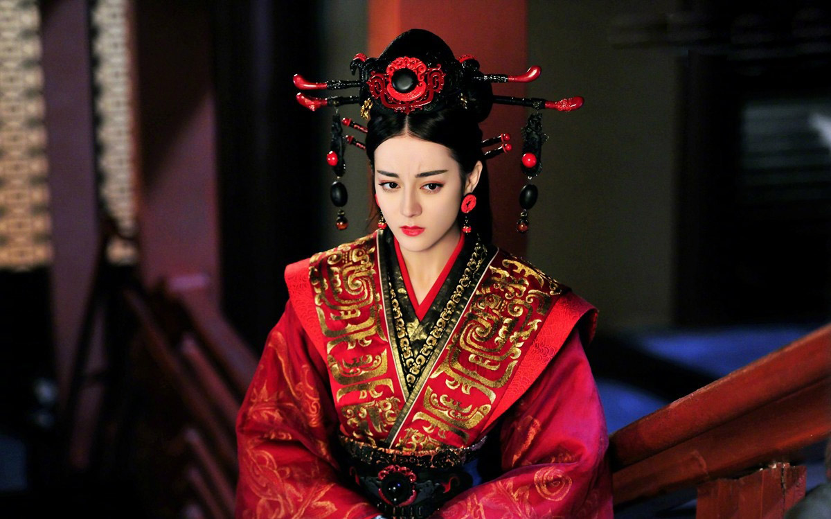 新疆乌鲁木齐美女演员迪丽热巴最新杂志写真图片图片