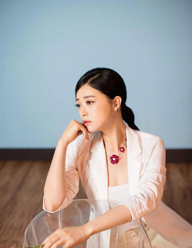 高清内地祖籍湖南益阳女演员华妃蒋欣诠释性感中的小清新时尚唯美写真图片