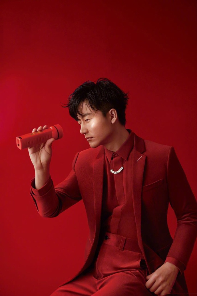 黄轩时尚杂志写真图片：展儒雅桀骜百变魅力图片