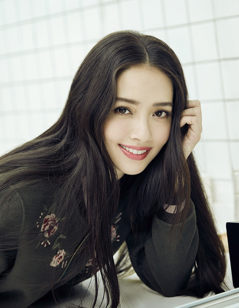 郭碧婷麻花辫紫色毛衣性感街拍写真图片
