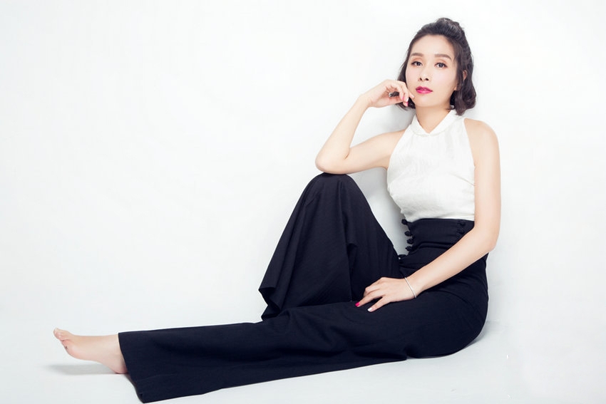 华语影视上海女演员冻龄女神性感大长腿写真图片