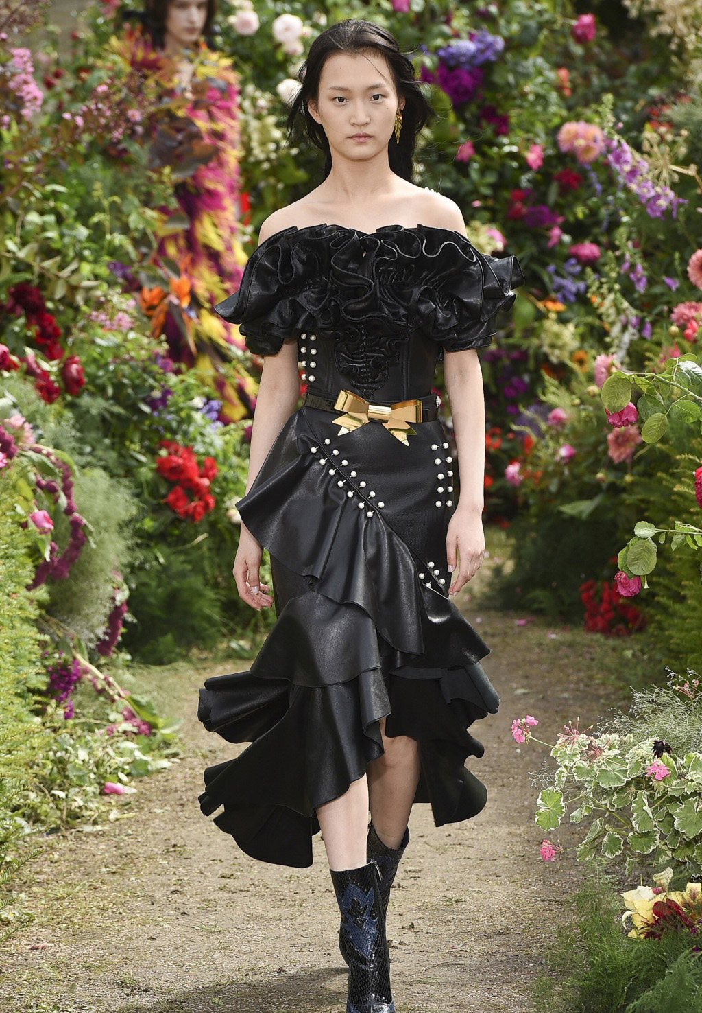 高清女星超模王新宇巴黎时装周T台秀高清图片图片