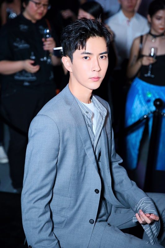 高清新疆乌鲁木齐男明星于朦胧西装白鞋出席某活动现场写真图片图片