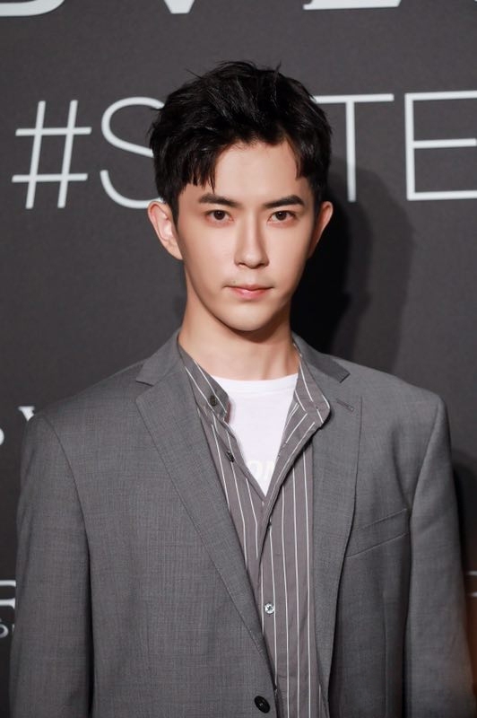 高清新疆乌鲁木齐男明星于朦胧西装白鞋出席某活动现场写真图片图片