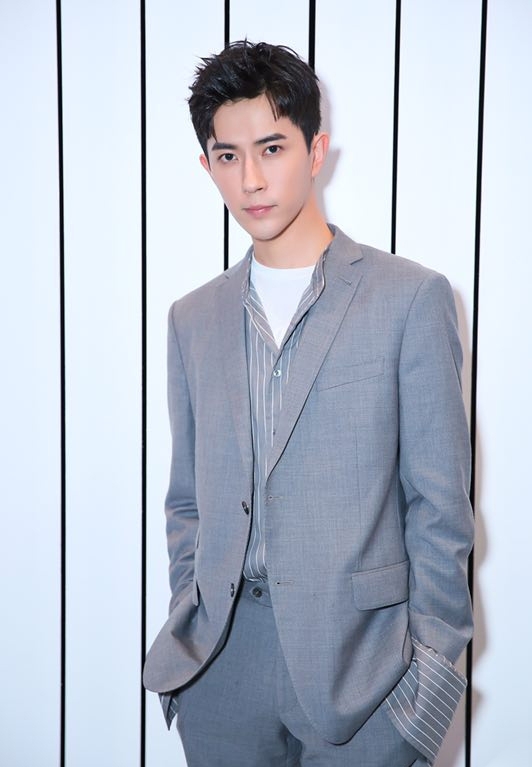 高清新疆乌鲁木齐男明星于朦胧西装白鞋出席某活动现场写真图片图片