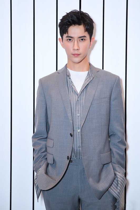 高清新疆乌鲁木齐男明星于朦胧西装白鞋出席某活动现场写真图片图片