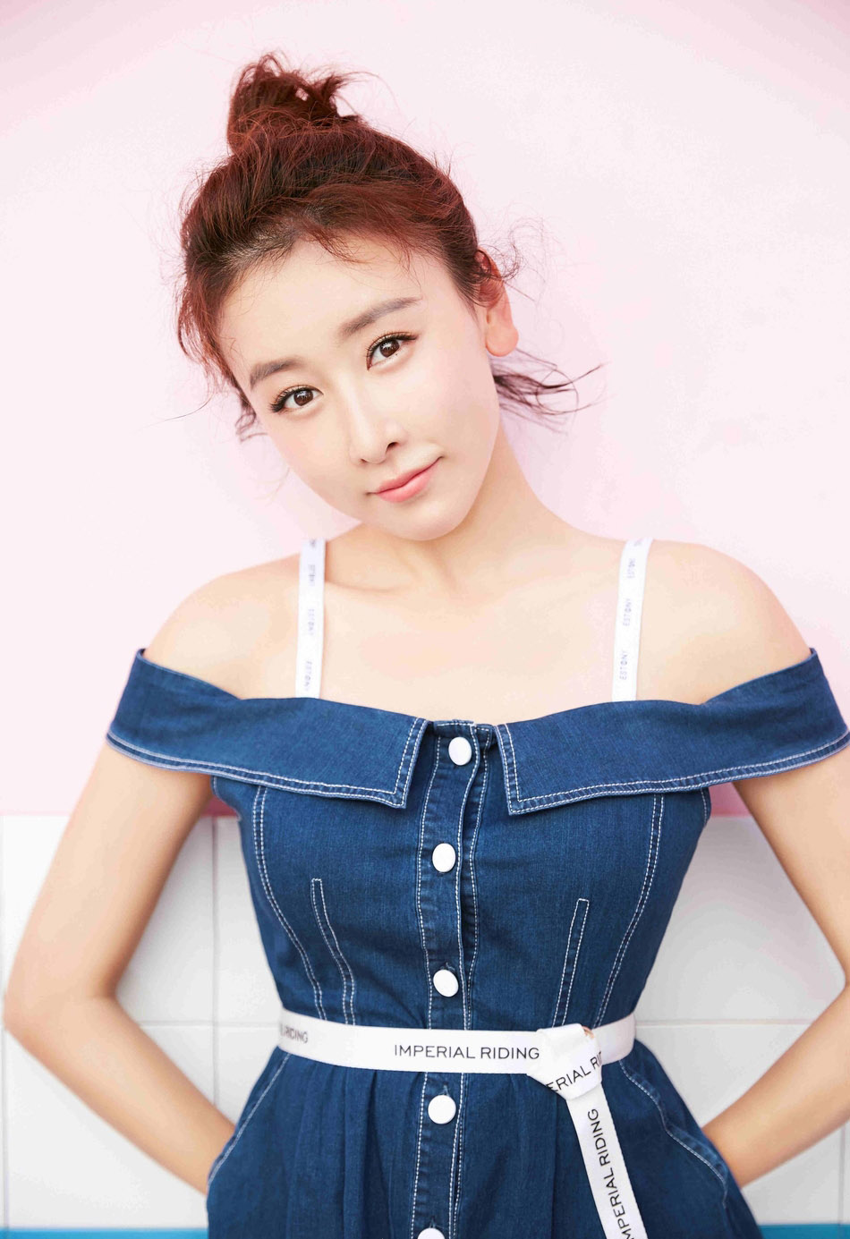 性感女星毛俊杰西装冷艳造型性感写真图片